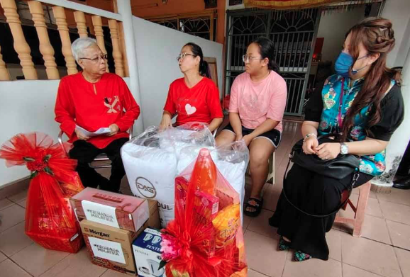 Datuk Seri Ismail Sabri Yaakob menyampaikan bantuan kepada penerima Bantuan Kasih di Jenjarom.