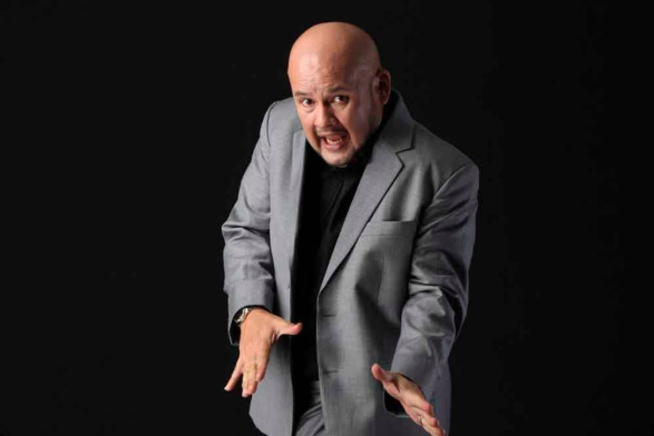 Harith Iskander semasa sidang media sebelum program DFP Punchline diumumkan batal.