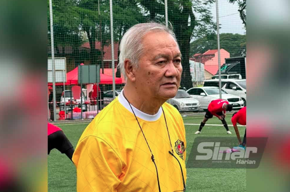 Ketua Jurulatih KRW FC, Irfan Bakti, bersama peserta pemilihan pemain di Padang Sintetik.